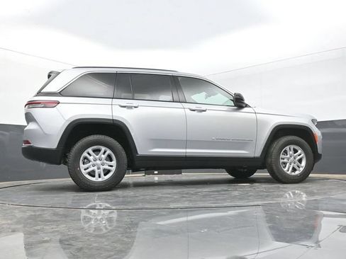 Used 2025 Jeep Grand Cherokee Laredo AWD/4WD image 48