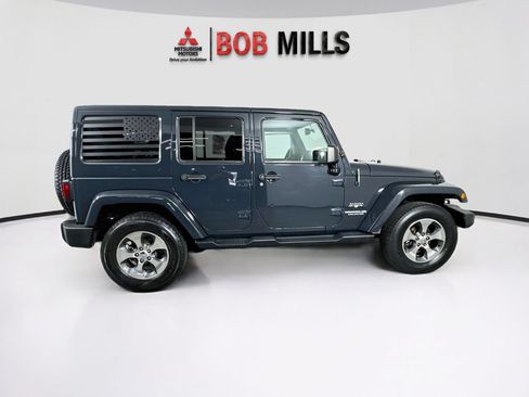 Used 2017 Jeep Wrangler Unlimited Sahara w/ Connectivity Group AWD/4WD image 8