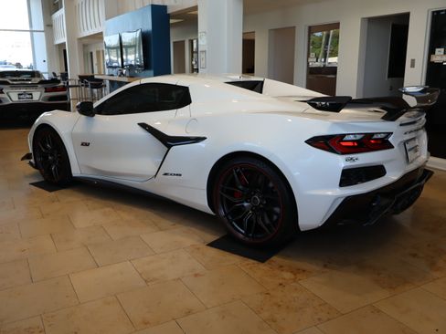 Used 2023 Chevrolet Corvette Z06 w/ Z07 Performance Package RWD image 6