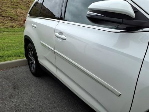 Used 2019 Toyota Highlander XLE AWD/4WD image 5
