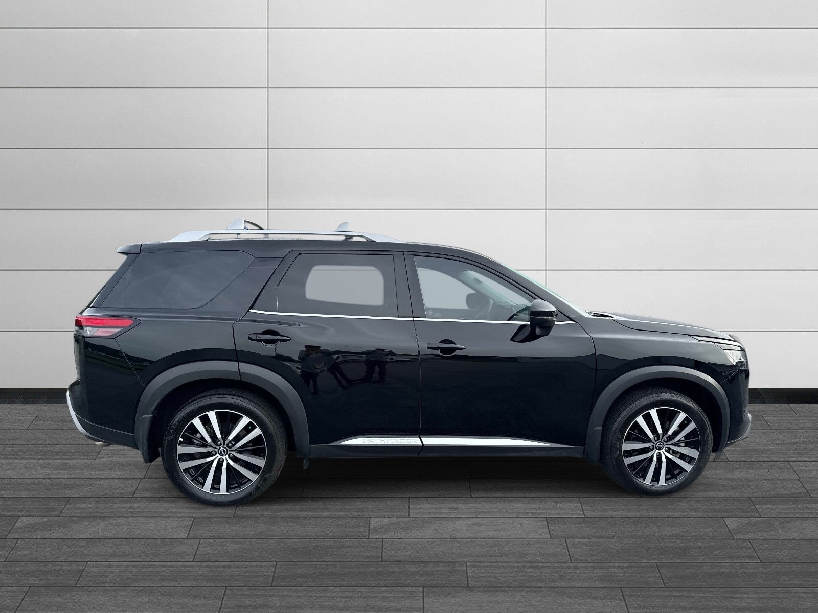 Used 2024 Nissan Pathfinder Platinum AWD/4WD image 2