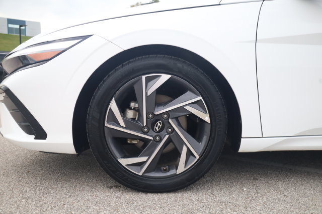 Used 2025 Hyundai Elantra Limited FWD image 6