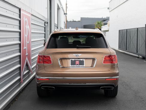 Used 2017 Bentley Bentayga image 57