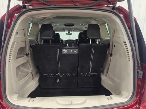 Used 2017 Chrysler Pacifica Touring-L FWD image 34