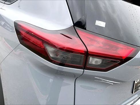 Certified 2025 Nissan Rogue SL w/ Tech Package FWD image 29