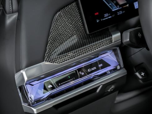 Used 2025 BMW 760i xDrive w/ Executive Package image 26