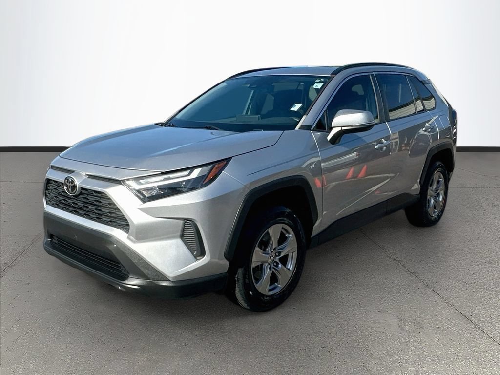 Used 2022 Toyota RAV4 XLE w/ Convenience Package FWD image 3