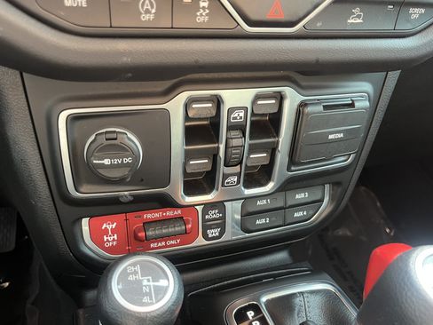 Used 2025 Jeep Wrangler Unlimited Rubicon AWD/4WD image 27
