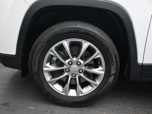 Used 2019 Jeep Cherokee Latitude Plus w/ Cold Weather Group AWD/4WD image 51