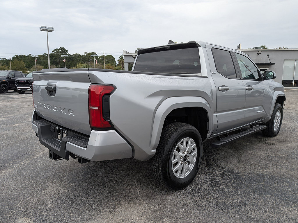 Used 2025 Toyota Tacoma SR5 AWD/4WD image 4