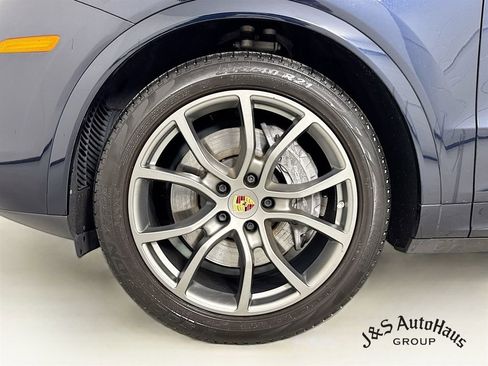 Used 2023 Porsche Cayenne Platinum Edition w/ Premium Package Plus image 39