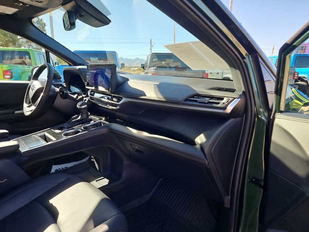Used 2025 Toyota Sienna XLE Woodland Edition AWD/4WD image 21