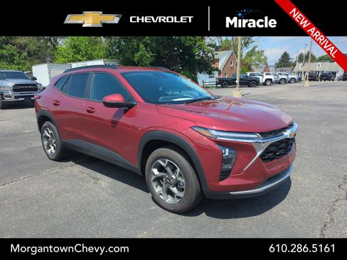 Used 2025 Chevrolet Trax LT w/ Driver Confidence Package FWD image 1