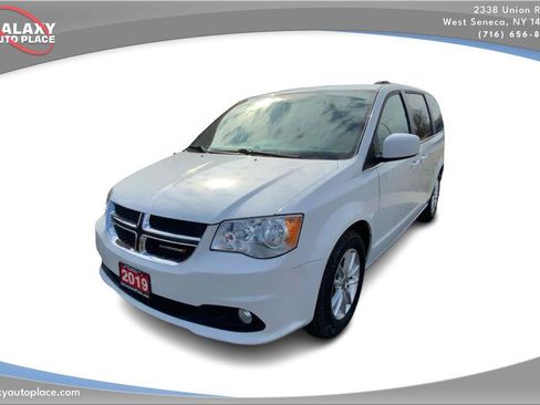 Used 2019 Dodge Grand Caravan SXT image 1