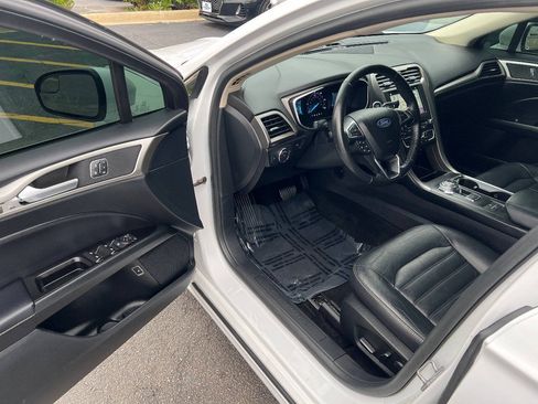 Used 2018 Ford Fusion SE w/ Equipment Group 602A FWD image 16