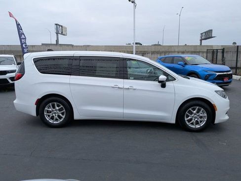 Used 2023 Chrysler Voyager LX FWD image 4
