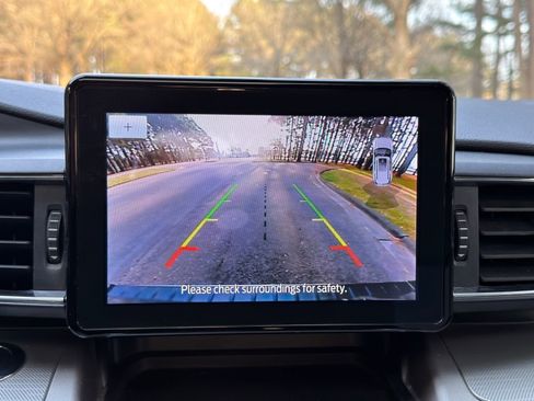 Used 2022 Ford Explorer XLT w/ Equipment Group 202A image 4