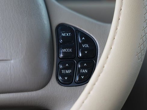 Used 2001 Lincoln Town Car Signature RWD image 25