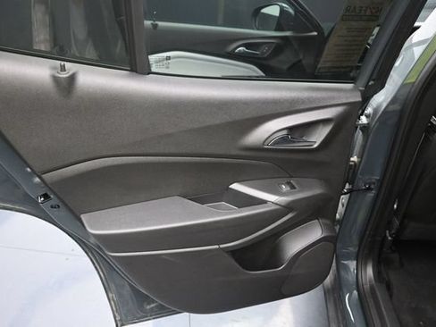 Used 2025 Chevrolet Trax LT FWD image 30