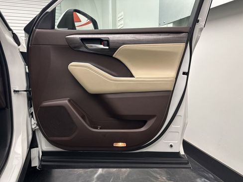 Used 2022 Toyota Highlander Limited image 10