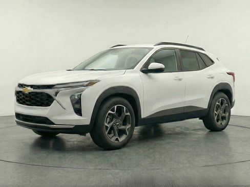 Used 2025 Chevrolet Trax LT w/ LT Convenience Package FWD image 3