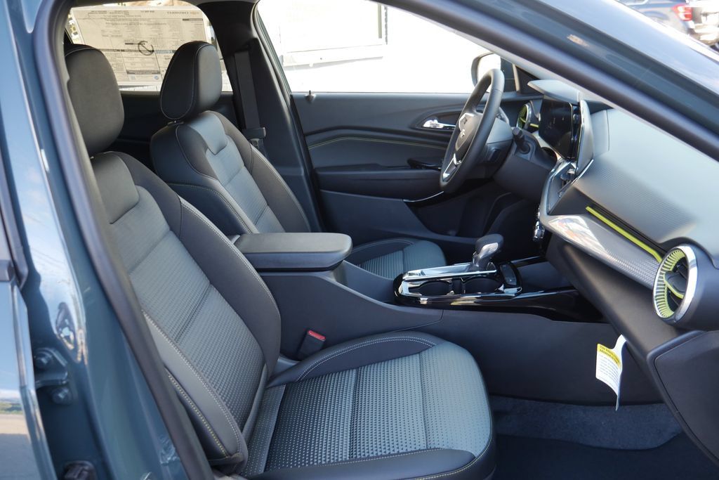 New 2026 Chevrolet Trax LT w/ LT Convenience Package FWD image 8
