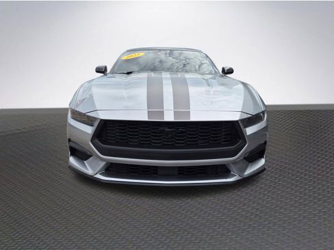 Used 2025 Ford Mustang Coupe RWD image 3