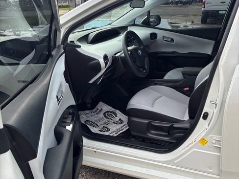 Used 2020 Toyota Prius LE FWD image 5