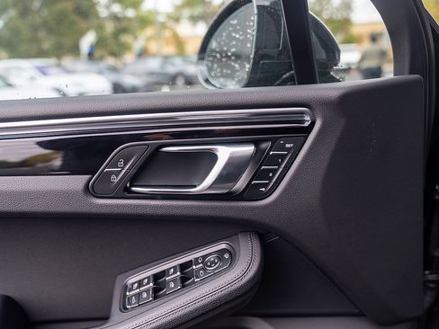 Certified 2025 Porsche Macan image 17