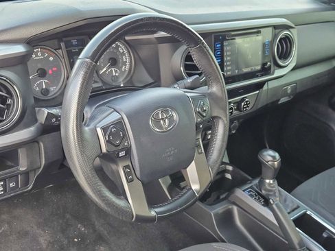 Used 2018 Toyota Tacoma TRD Sport RWD image 2