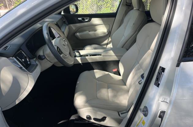 Used 2025 Volvo XC60 B5 Core AWD/4WD image 4