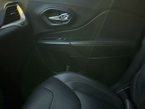 Used 2016 Jeep Cherokee Limited image 23