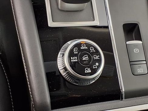 New 2025 Mitsubishi Outlander SE image 21