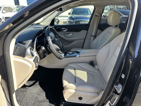 Used 2019 Mercedes-Benz GLC 300 4MATIC w/ Premium Package image 16
