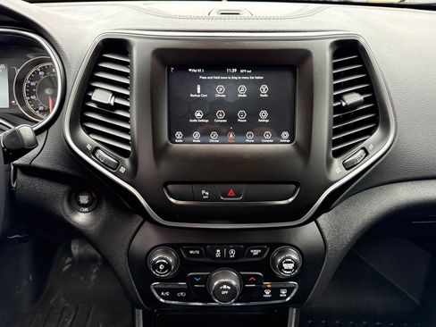 Used 2019 Jeep Cherokee Latitude Plus AWD/4WD image 23