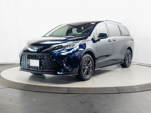 Certified 2024 Toyota Sienna XSE w/ XSE Plus Package image 3