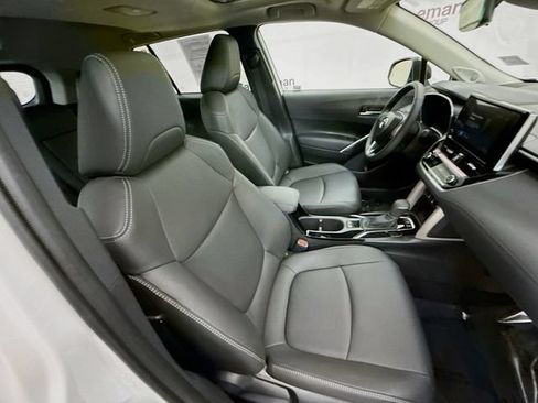Used 2025 Toyota Corolla Cross XLE w/ Convenience Package FWD image 27