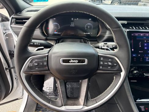 Used 2025 Jeep Grand Cherokee L Limited w/ Black Appearance Package AWD/4WD image 10