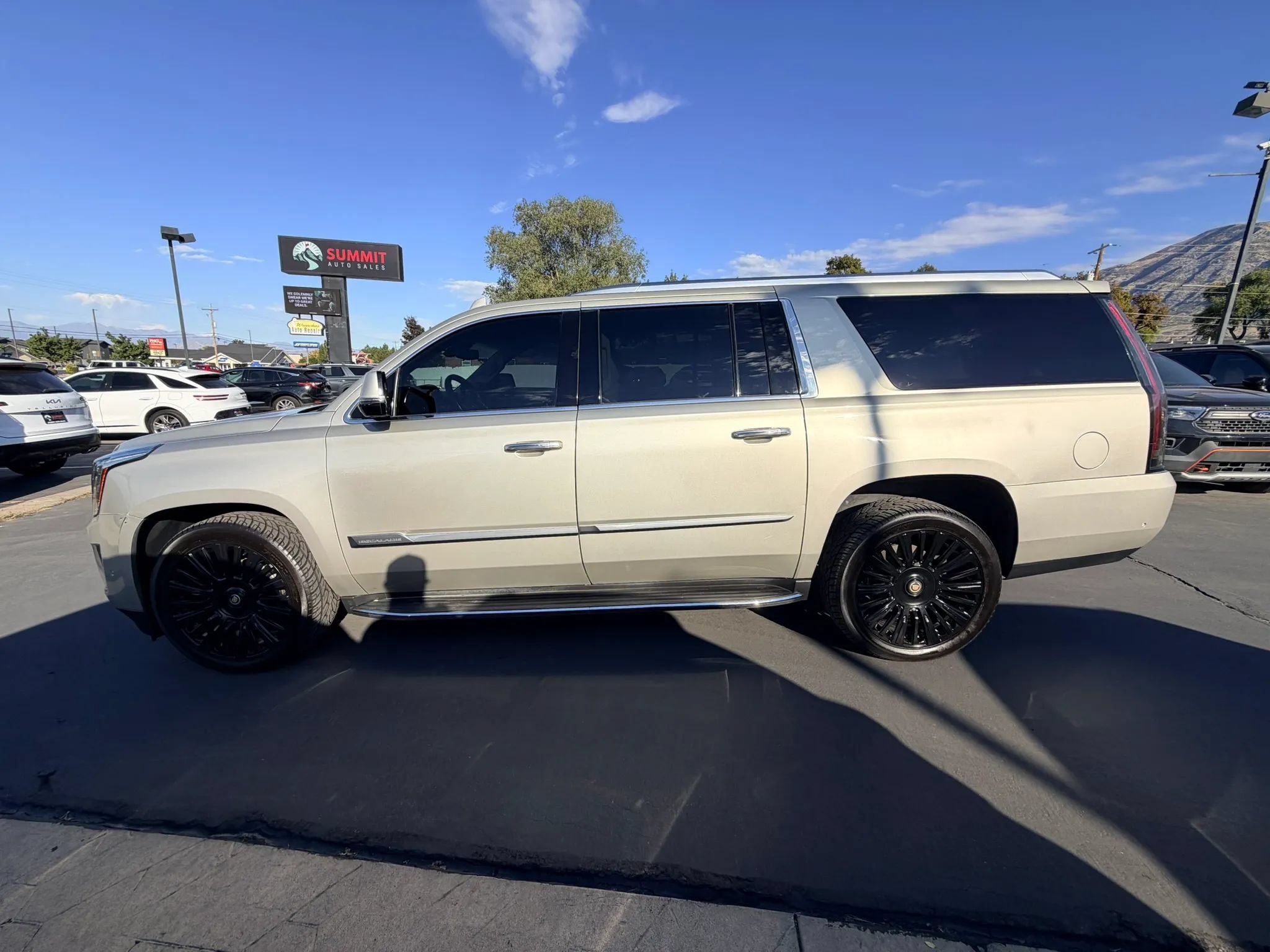 Used 2017 Cadillac Escalade ESV Premium Luxury AWD/4WD image 6