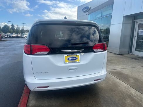 Used 2023 Chrysler Voyager LX image 3