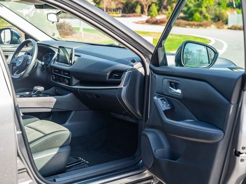 Used 2024 Nissan Rogue SV image 11