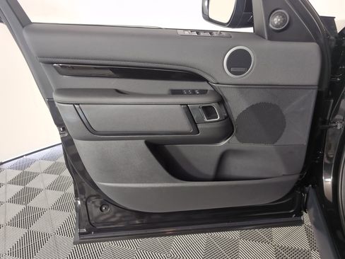 Used 2025 Land Rover Discovery S image 19