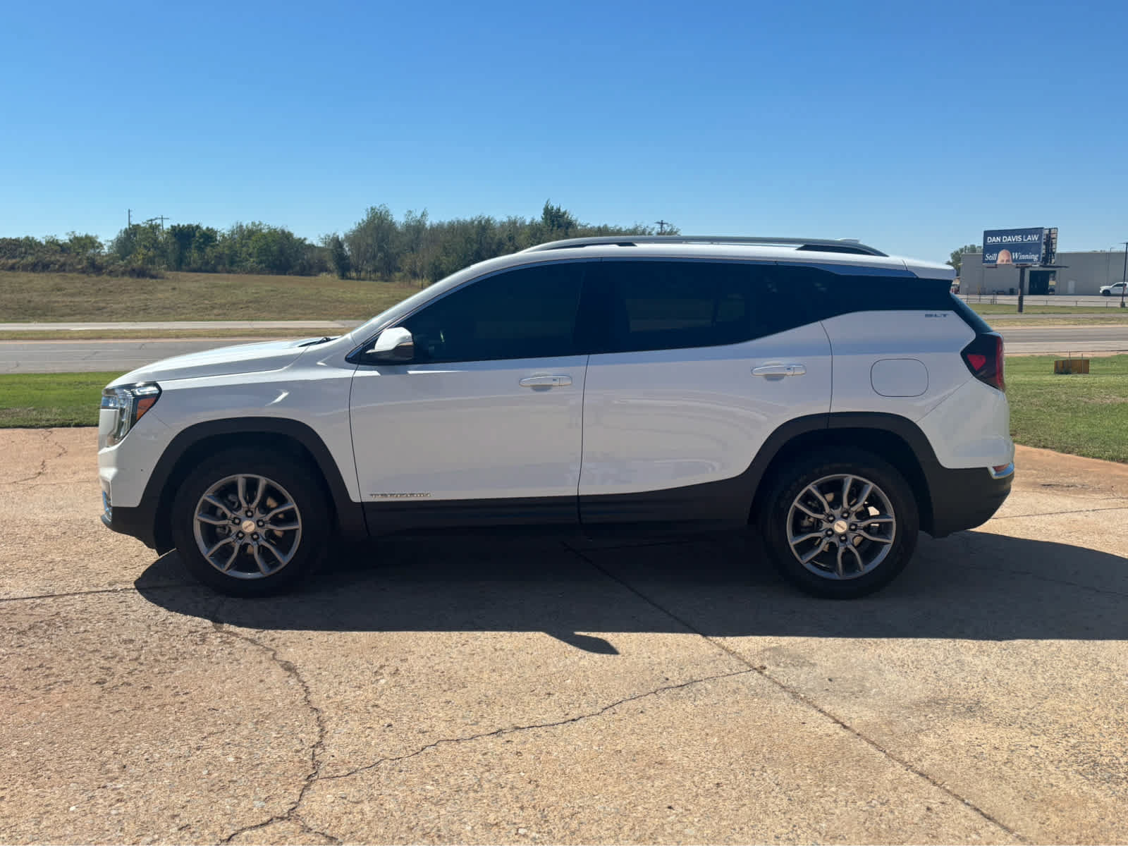 Used 2022 GMC Terrain SLT w/ Infotainment Package II AWD/4WD image 4