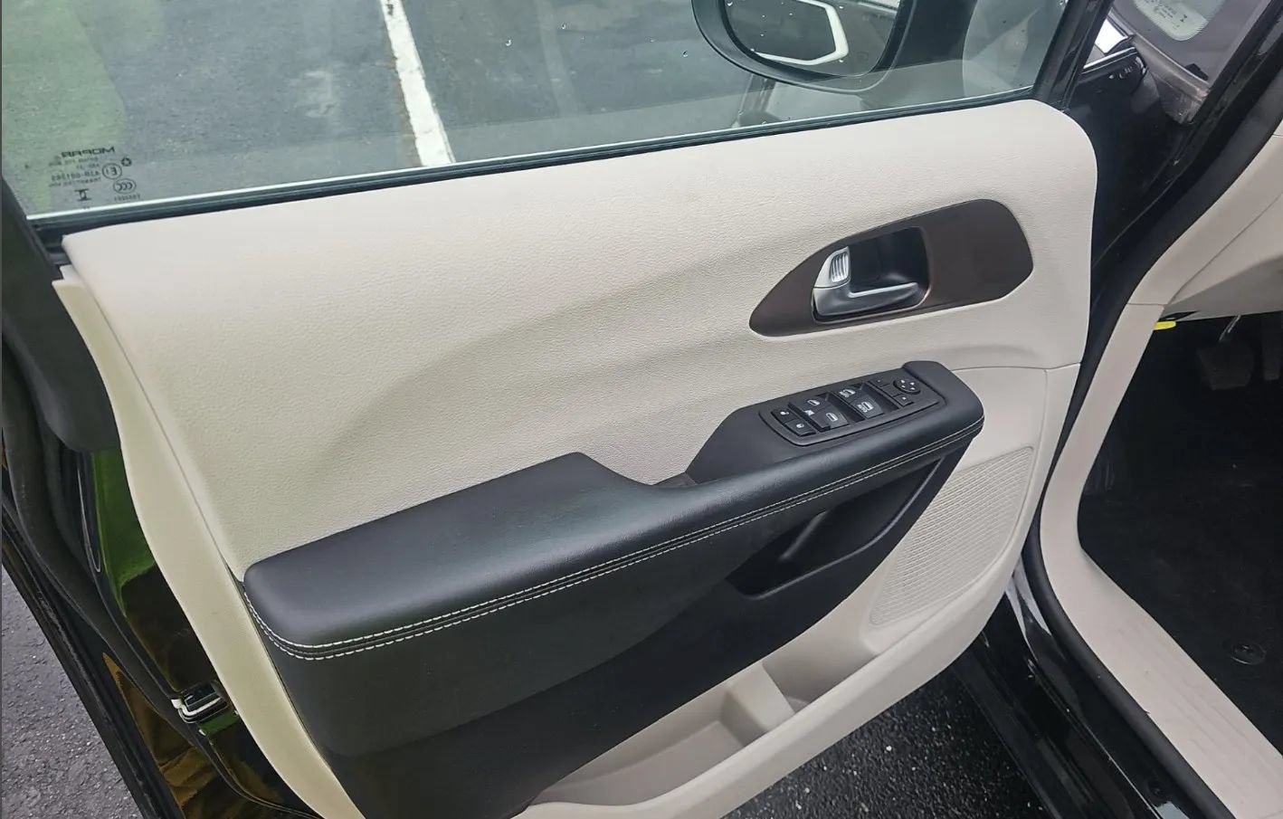 Used 2024 Chrysler Voyager LX FWD image 44