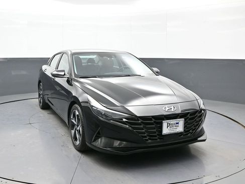 Certified 2023 Hyundai Elantra Limited w/ Preferred Accessory Package image 3