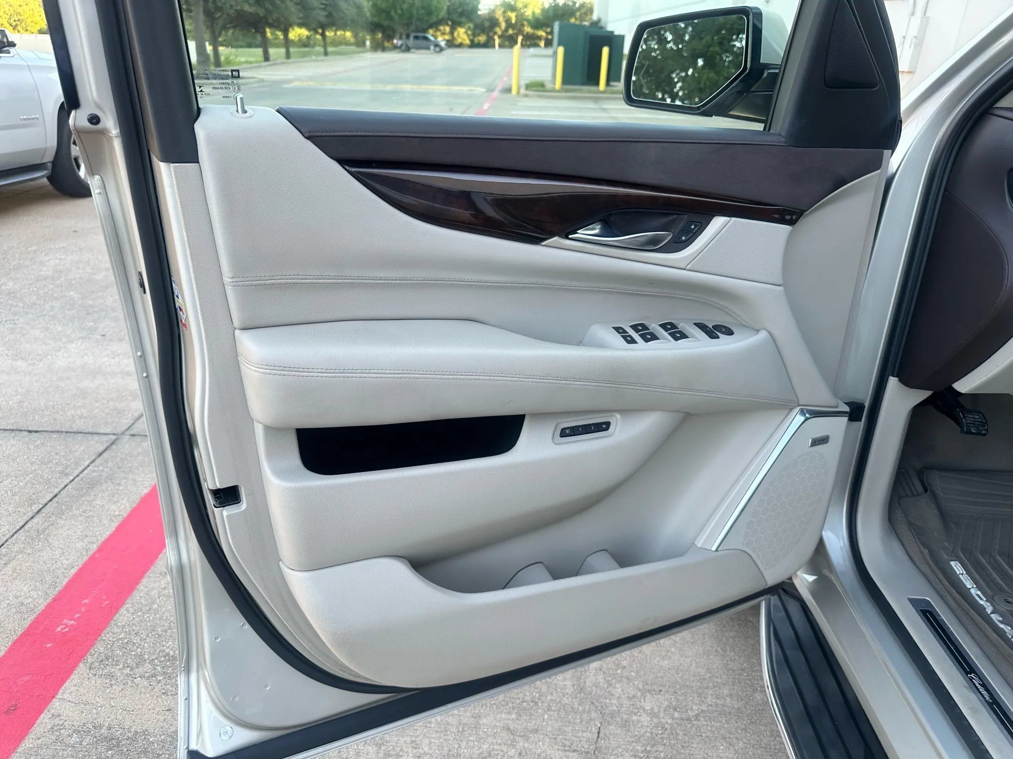 Used 2015 Cadillac Escalade Luxury AWD/4WD image 17