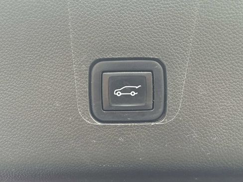 Used 2023 Chevrolet Traverse LT image 17