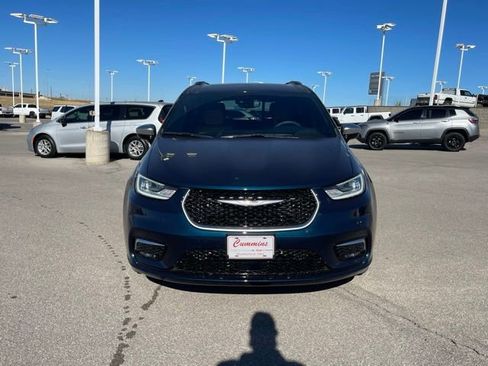 Used 2023 Chrysler Pacifica Pinnacle image 2