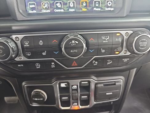 Used 2020 Jeep Wrangler Unlimited Sahara w/ Dual Top Group AWD/4WD image 28