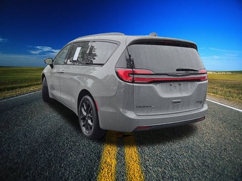 Used 2023 Chrysler Pacifica Limited w/ Uconnect Theater Family Group AWD/4WD image 2